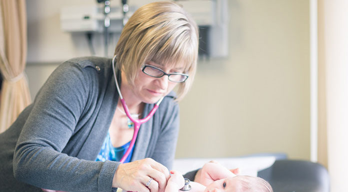 Noworodek w poradni neonatologicznej – kiedy zdecydować się na wizytę Noworodek w poradni neonatologicznej – kiedy zdecydować się na wizytę