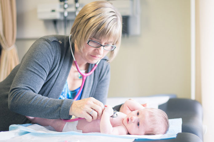 Noworodek w poradni neonatologicznej – kiedy zdecydować się na wizytę