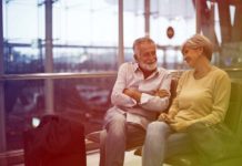 Zagrożenia dla zdrowia seniora podczas wakacji - zobacz na co narażeni są starsi ludzie podróżujący samolotem