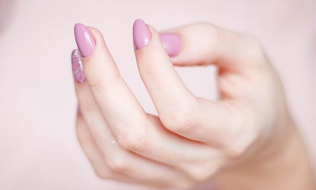 Jak krok po kroku zdjąć hybrydy w domu? manicure hybrydowy
