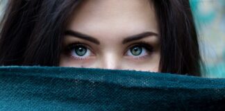 Czy brwi w okularach powinno być widać?